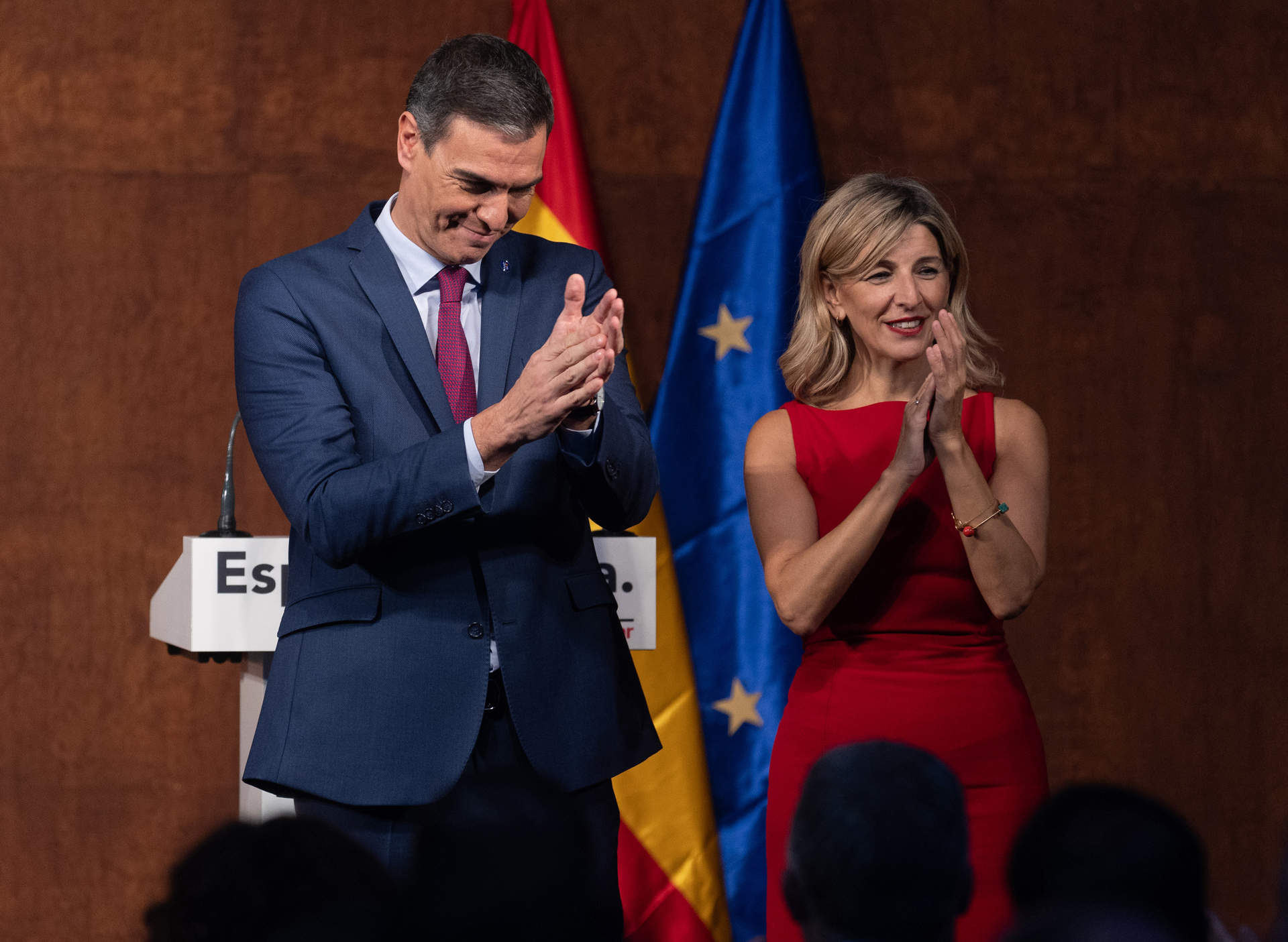 El presidente del Gobierno en funciones, Pedro Sánchez y la líder de Sumar, Yolanda Díaz, aplauden tras firmar un acuerdo para un Gobierno de coalición progresista, en un acto público en el Museo Reina Sofía, a 24 de octubre de 2023, en Madrid.