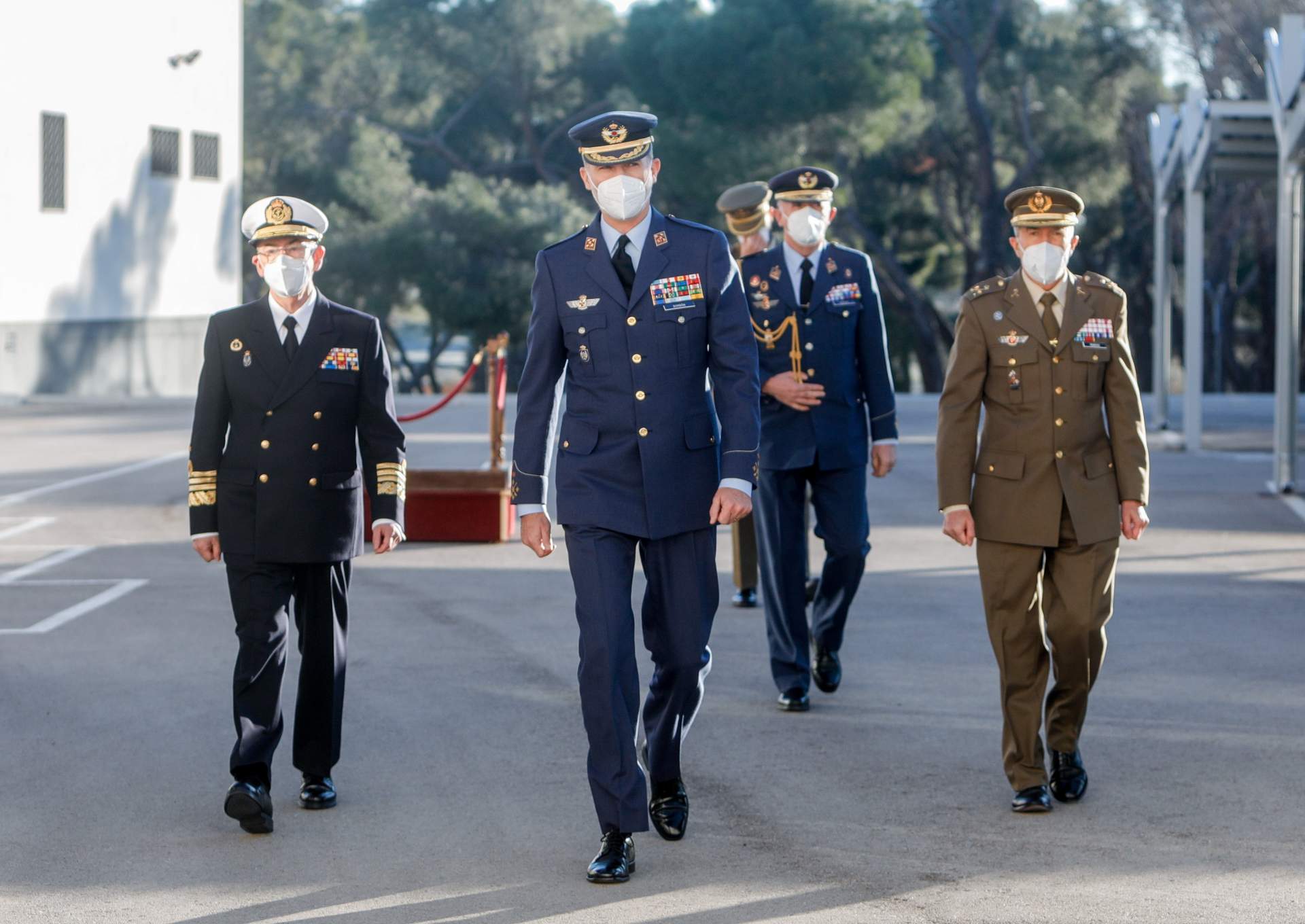 El JEMAD (izquierda), el rey Felipe (en el centro) y el director del CIFAS (derecha), en la base de Retamares (Foto: Ricardo Rubio / Europa Press).