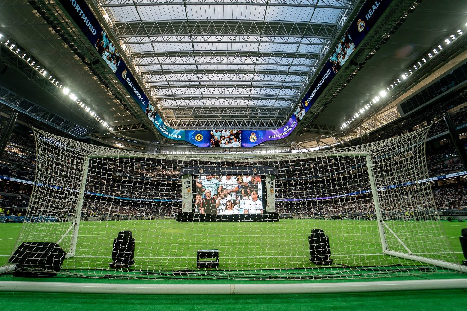 EuropaPress_6003094_general_view_during_the_assembly_of_screens_at_the_santiago_bernabeu