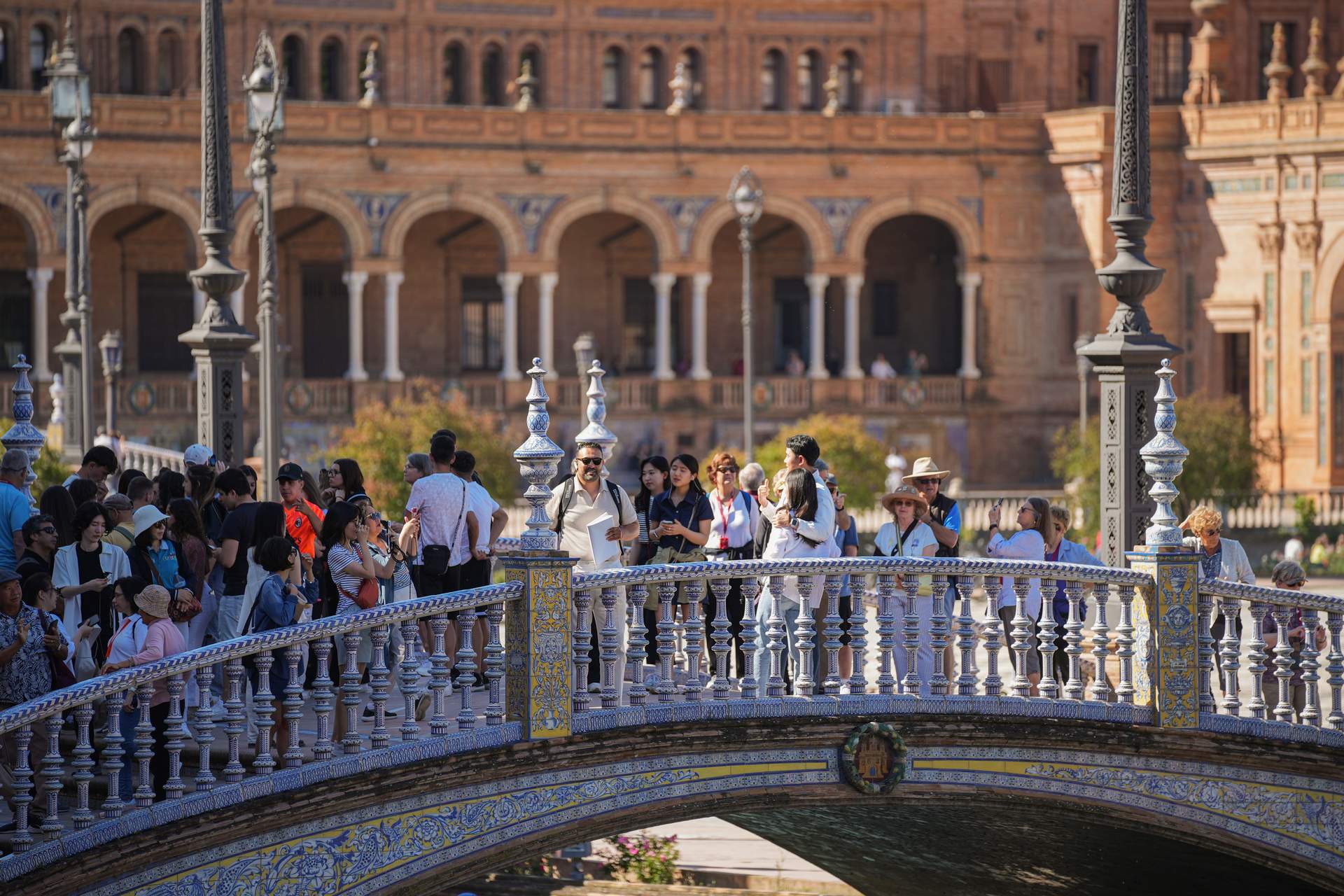 Turistas en la Plaza de España. A 10 de mayo de 2024, en Sevilla.