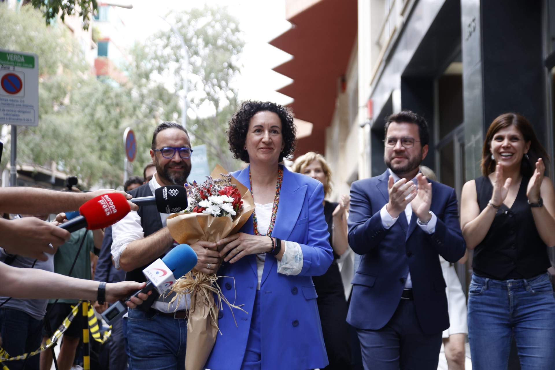 De izquierda a derecha. El secretario segundo del Parlament, Juli Fernàndez; la secretaria general de ERC, Marta Rovira, que ofrece declaraciones a los medios; el presidente de la Generalitat en funciones, Pere Aragonès y la portavoz de ERC en el Parlament, Marta Vilalta.