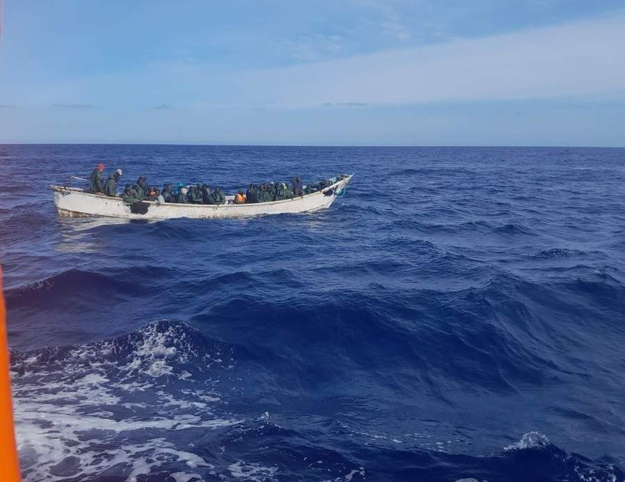 Patera rescatada en aguas de Canarias por Salvamento Marítimo (Foto: Salvamento Marítimo).