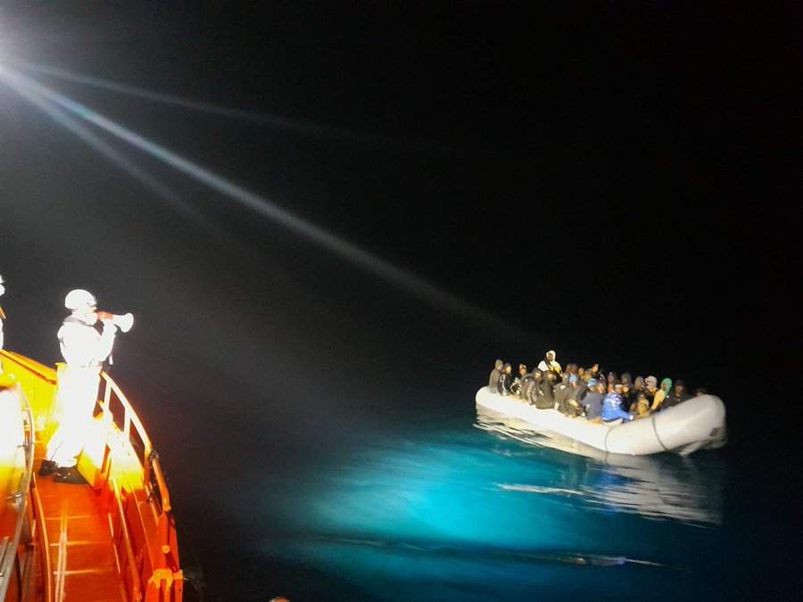 Patera rescatada en aguas de Canarias por Salvamento Marítimo (Foto: Salvamento Marítimo).
