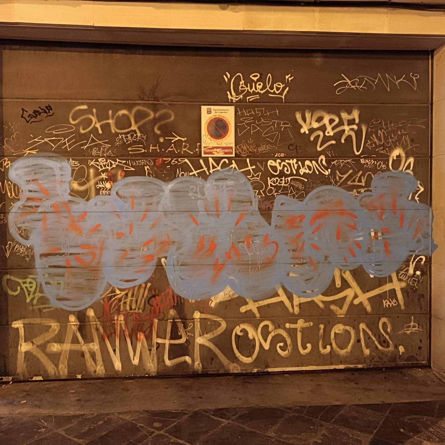 EuropaPress_6038773_policia_local_logrono_denuncia_persona_sorprenderla_haciendo_grafitis_casco