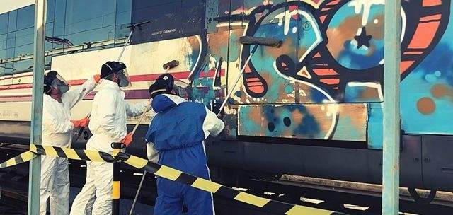 EuropaPress_5768062_limpieza_grafitis_tren
