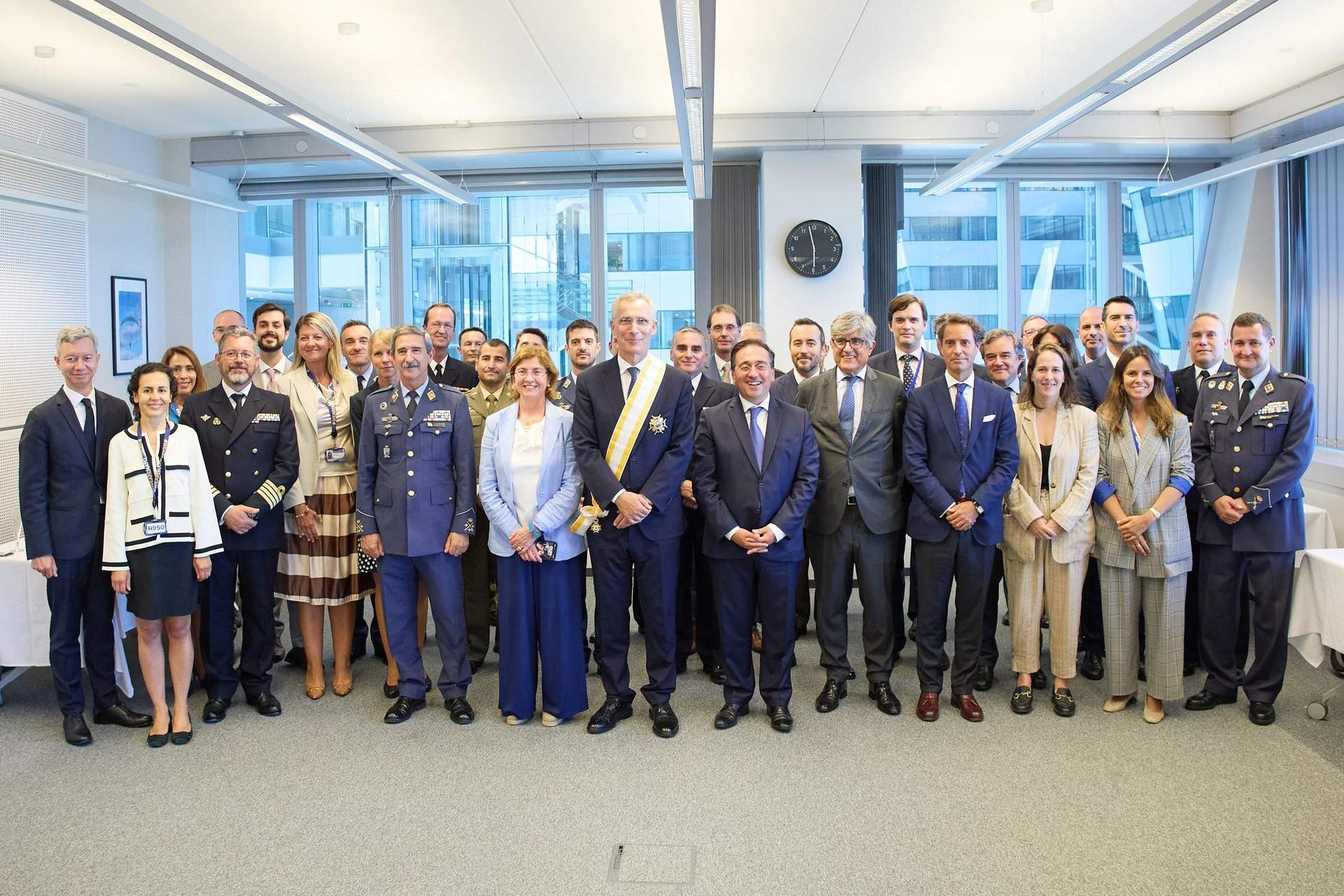 Jens Stoltenberg y José Manuel Albares, con el personal de la Representación Permanente de España ante la OTAN.