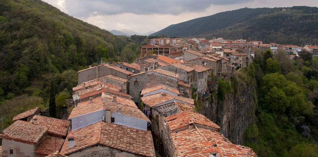 El pueblo catalán que está al borde de un precipicio