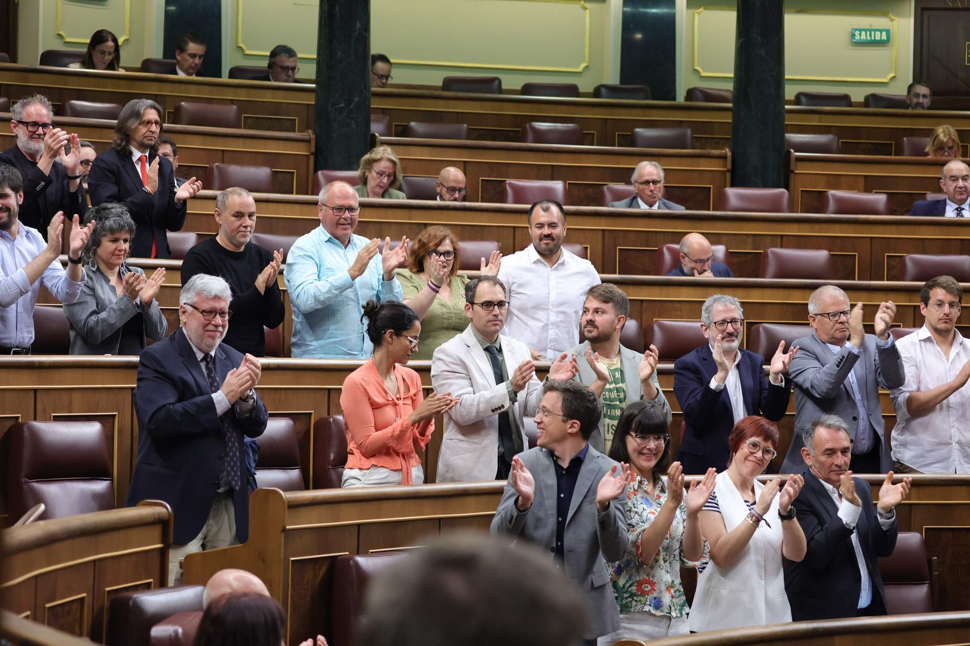 Diputados de Sumar y Compromís aplauden durante una sesión plenaria en el Congreso de los Diputados, a 29 de mayo de 2024, en Madrid.