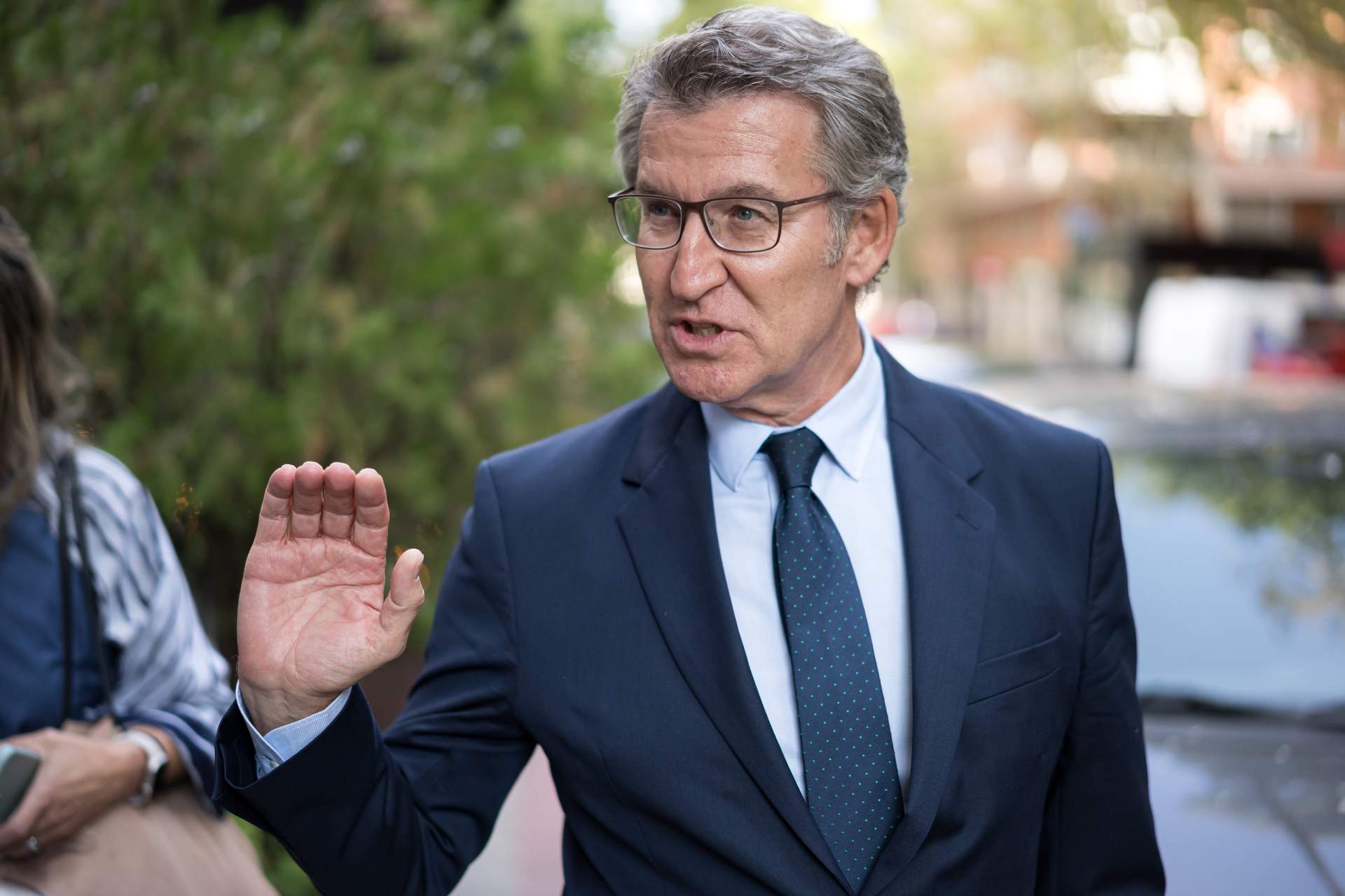 El presidente del Partido Popular, Alberto Núñez Feijóo, sale del Restaurante Di María tras una comida con la cúpula del PP, a 23 de septiembre de 2024, en Madrid.