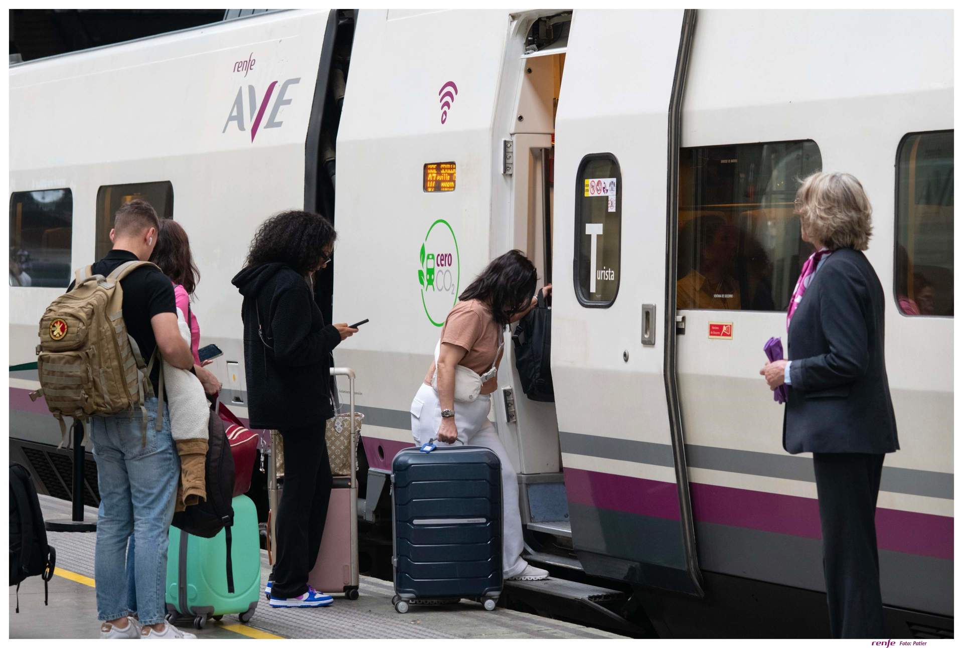 Viajeros en un AVE Sevilla-Madrid. (Foto: Europa Press)