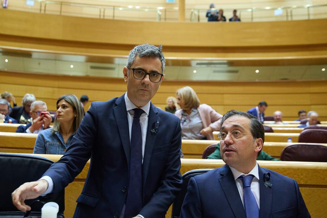 El ministro de la Presidencia, Justicia y Relaciones con las Cortes, Félix Bolaños (i) y el ministro de asuntos Exteriores, Unión Europea y Cooperación, José Manuel Albares (d), en el Senado, a 12 de noviembre de 2024, en Madrid.