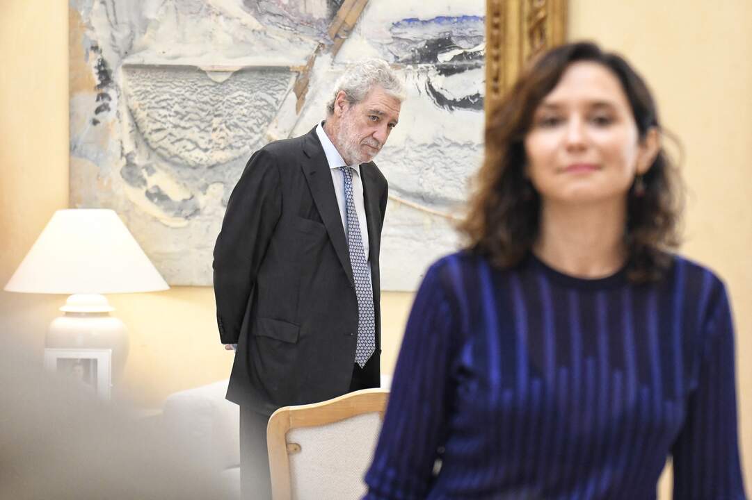 La presidenta de la Comunidad de Madrid, Isabel Díaz Ayuso, y el jefe de gabinete de Ayuso, Miguel Ángel Rodríguez, durante una reunión con la alcaldesa de Valencia, María José Catalá, en la Real Casa de Correos, a 2 de octubre de 2024, en Madrid.