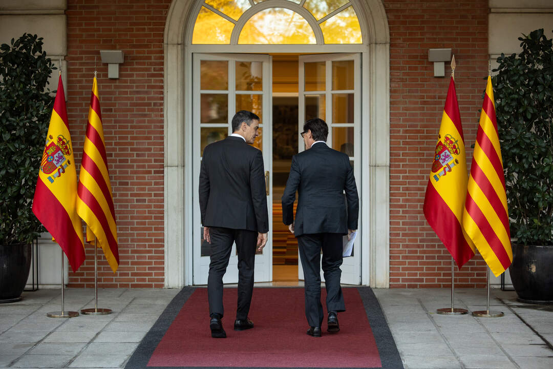 Pedro Sánchez y Salvador Illa, en el Palacio de la Moncloa (Foto: Alejandro Martínez Vélez / Europa Press).