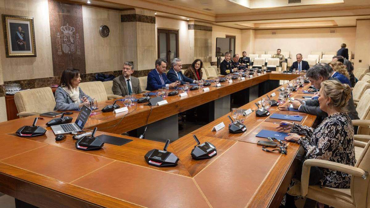 Reunión en el Ministerio de Defensa con los diputados de la Comisión de Defensa del Congreso (Foto: @Defensagob).
