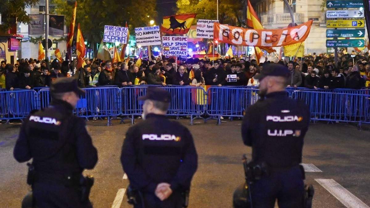 Manifestación contra el PSOE y la ley de amnistía a los independentistas catalanes, en la calle Ferraz de Madrid (Foto: Alberto Ortega / Europa Press).