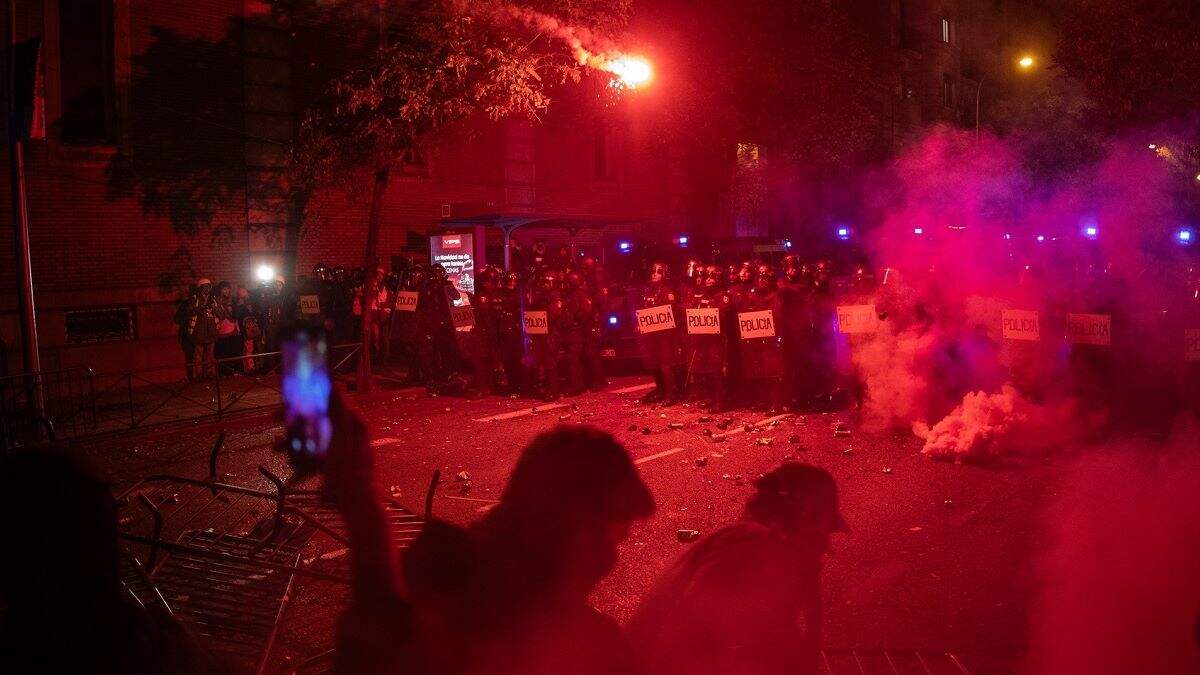 Antidisturbios preparados para intervenir, durante una manifestación contra la amnistía frente a la sede del PSOE en Ferraz (Foto: Alejandro Martínez Vélez / Europa Press).