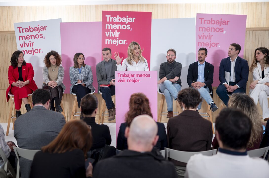 La vicepresidenta segunda, Yolanda Díaz, interviene durante una cumbre de Sumar junto a ministros y diferentes portavoces que integran la coalición para reivindicar la reducción de la jornada laboral, a 17 de enero de 2025, en Madrid.
