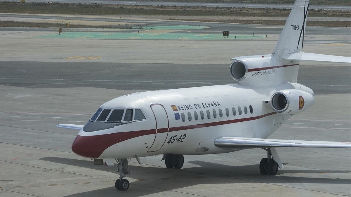Un avión Falcon del 45 Grupo del Ejército del Aire, en el aeropuerto de Sevilla (Foto: Joaquin Corchero / Europa Press).