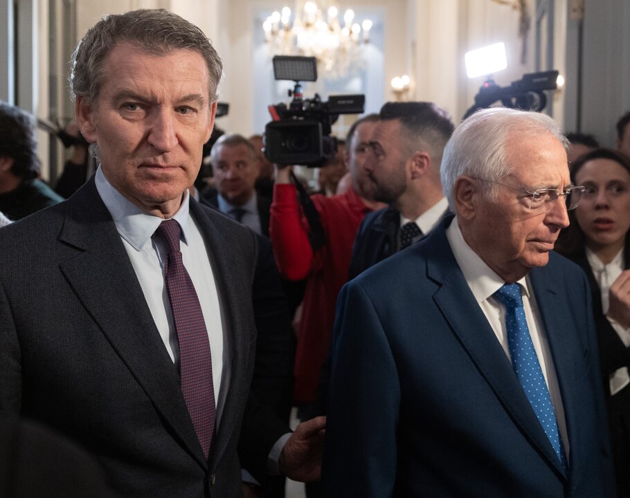 El presidente del Partido Popular, Alberto Núñez Feijóo, y el presidente de la ciudad autónoma de Melilla, Juan José Imbroda, este martes en Madrid.