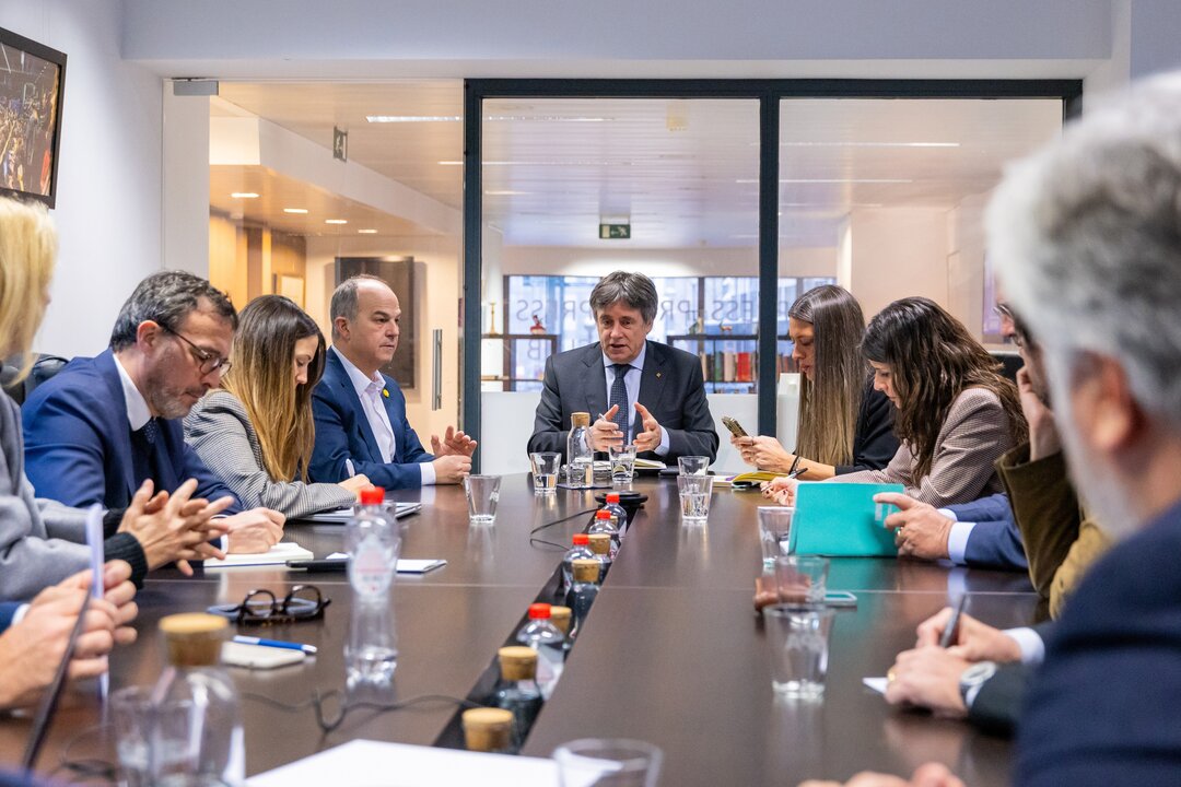 El líder de Junts, Carles Puigdemont, preside una reunión de Junts, a 17 de enero de 2025, en Bruselas.