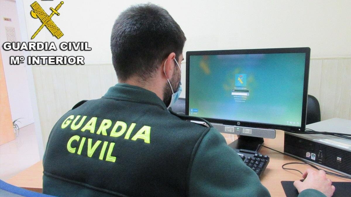 Un guardia civil trabaja con un ordenador (Foto: Guardia Civil).