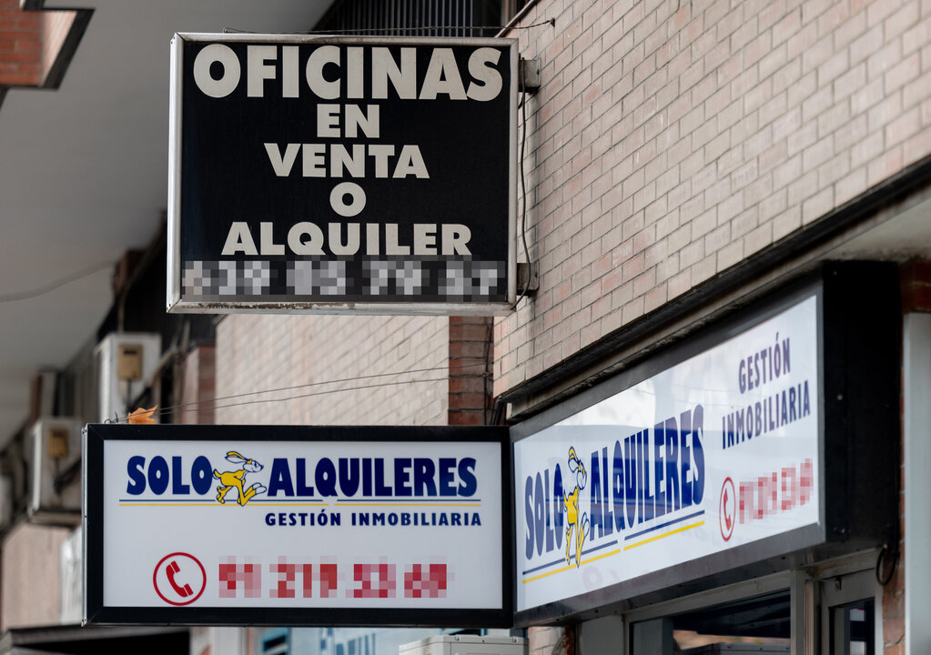 Un cartel anuncia un alquiler. (Foto: Eduardo Parra / Europa Press)