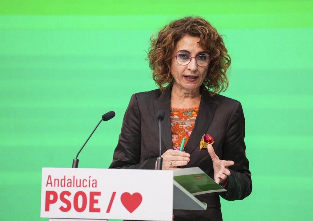La ministra de Hacienda del Gobierno de España y secretaria general del PSOE-A, María Jesús Montero, atiende a los medios de comunicación tras una reunión de trabajo en la sede del PSOE de Andaluía, a 14 de febrero de 2025 en Sevilla.