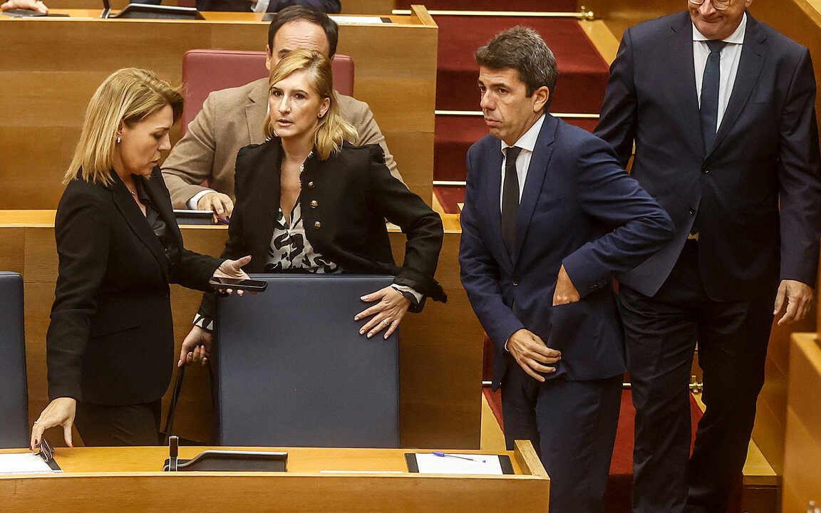 La vicepresidenta y consellera de Servicios Sociales, Igualdad y Vivienda, Susana Camarero, la consellera de Justicia e Interior, Salomé Pradas, y el presidente de la Generalitat, Carlos Mazón, durante una sesión plenaria. (Foto: Rober Solsona / Europa Press)