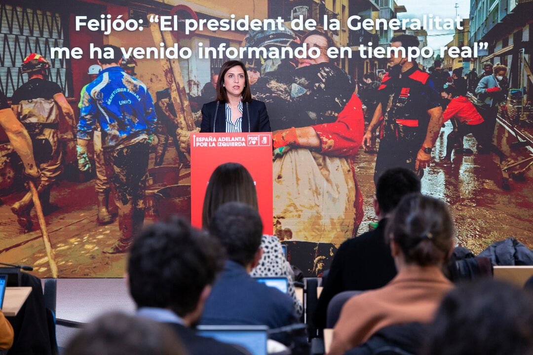 La portavoz del PSOE, Esther Peña, en una rueda de prensa en la sede del PSOE en la calle Ferraz.