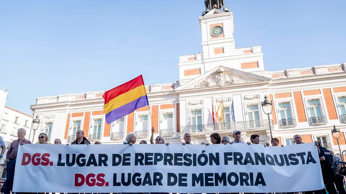 Concentración para pedir la colocación de una placa en memoria de las víctimas del franquismo en la Puerta del Sol, en Madrid (Firma: A. Pérez Meca / Europa Press).