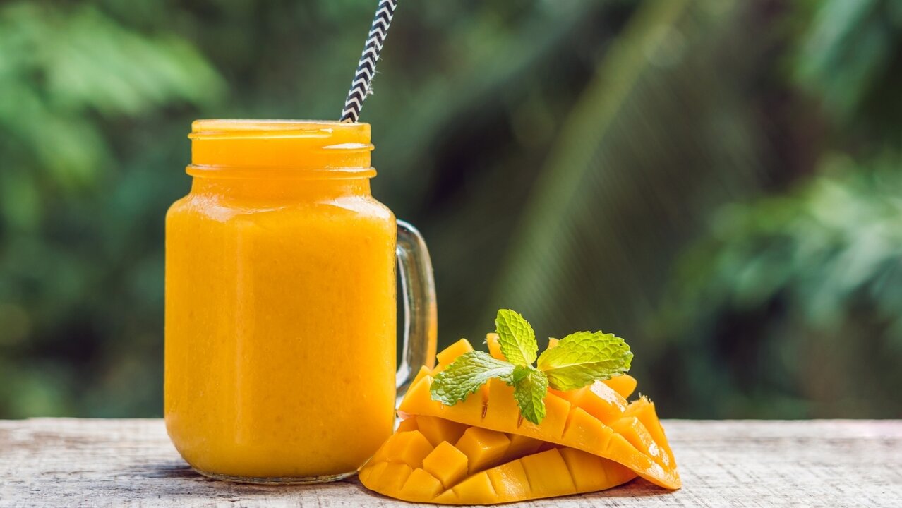 4. Batido tropical con mango, coco y proteína en polvo