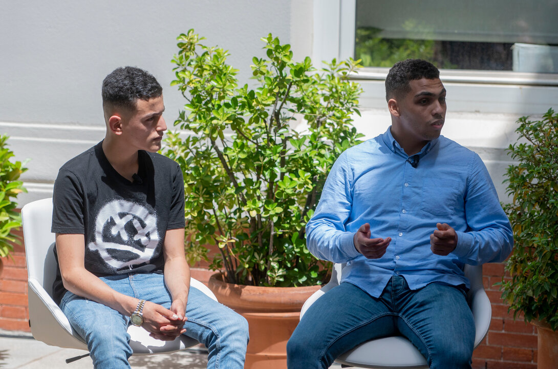 Los migrantes Tarik El Fashi (i) y Elhouceine Er Raqioui (d), beneficiarios de la reforma de la ley de extranjería, intervienen en una rueda de prensa. (Foto: Alberto Ortega / Europa Press)