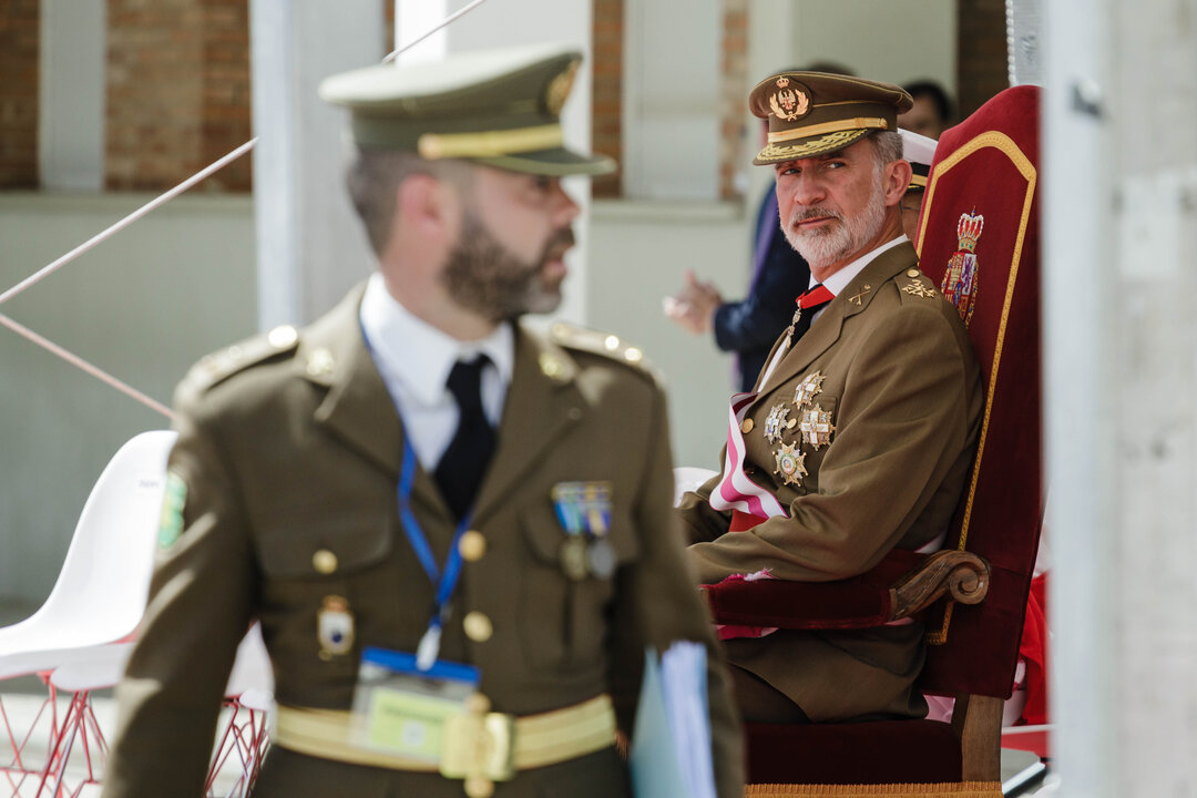 El Rey de España, Felipe VI, durante la entrega de Reales Despachos a los nuevos oficiales y suboficiales de los Cuerpos Comunes de la Defensa, a 17 de julio de 2023, en Madrid. (Carlos Luján / Europa Press)