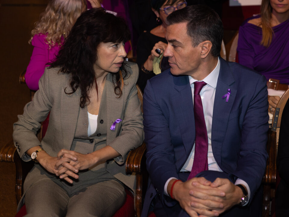 La ministra de Igualdad, Ana Redondo y el presidente del Gobierno, Pedro Sánchez, durante un acto con motivo del Día Internacional para la Eliminación de la Violencia contra las Mujeres, en el Teatro Pavón, a 25 de noviembre de 2024, en Madrid (Eduardo Parra / Europa Press).