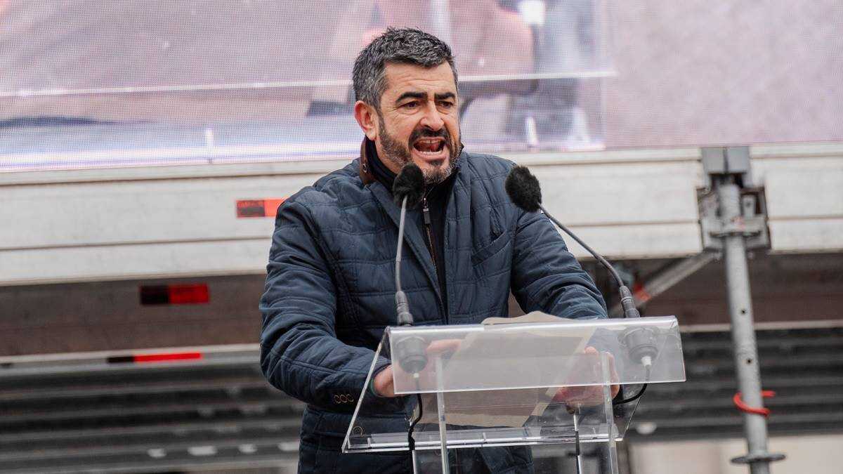 El portavoz de Jucil, Agustín Leal, interviene durante una concentración contra la amnistía y por la dimisión de Pedro Sánchez, el 9 de marzo de 2024 en Madrid (Firma: Mateo Lanzuela / Europa Press).