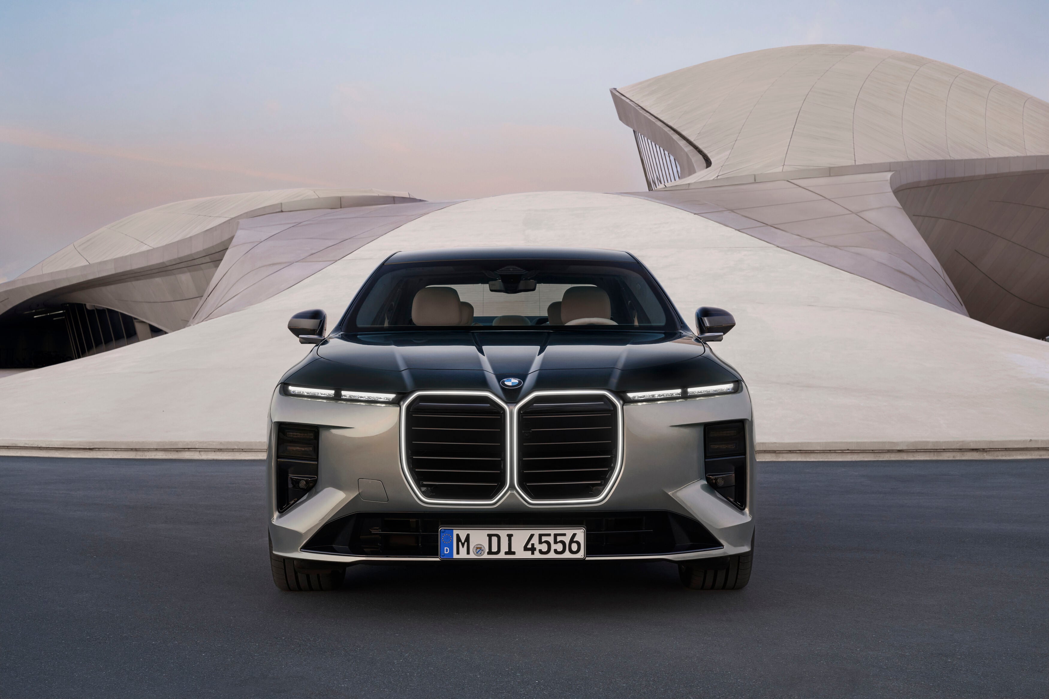 BMW Serie 7 2026: 727 km, pantalla 8K y una gama inesperada