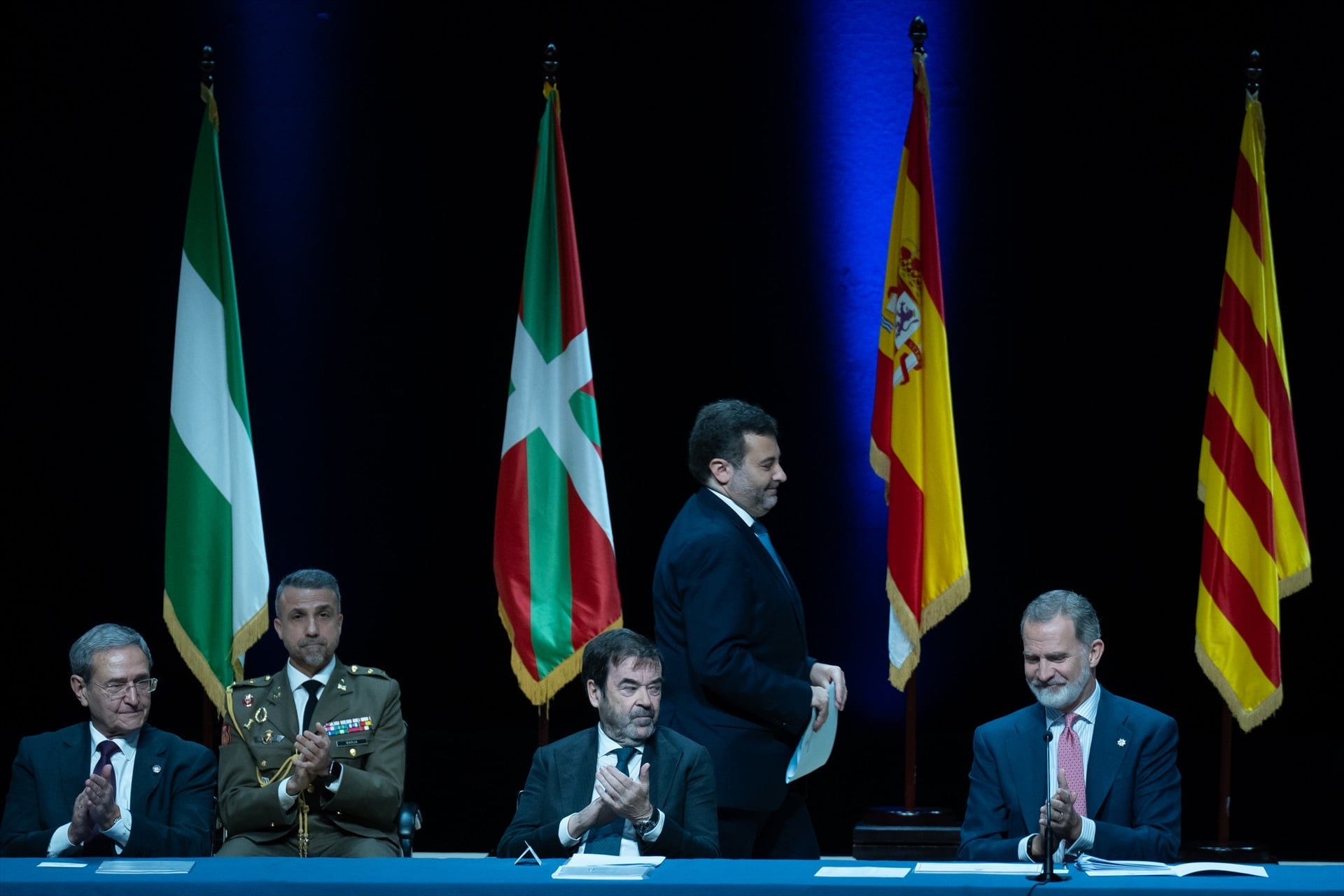 El director de la Escuela Judicial, Jorge Jiménez (2d), pasa tras el presidente interino del Tribunal Supremo (TS), Francisco Marín Castán (i), el presidente interino del CGPJ, Vicente Guilarte (c), y el Rey Felipe VI (d) durante el acto de entrega de los despachos a 160 nuevos jueces, en el Auditori Fòrum del Centro de Convenciones Internacional de Barcelona, a 14 de febrero de 2024, en Barcelona, Catalunya (España). (Foto:  David Zorrakino / Europa Press)