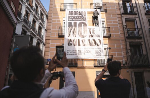 Un abogado 'colgado' frente al Ministerio de Justicia denuncia los efectos de la nueva Ley de Mediación.