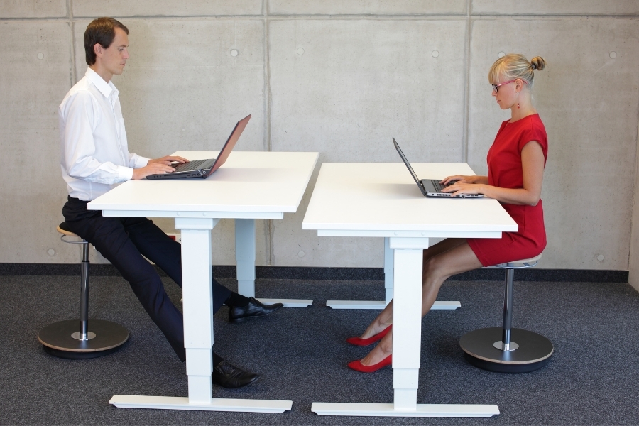 Cómo Integrar Taburetes Ergonómicos en tu Espacio de Trabajo