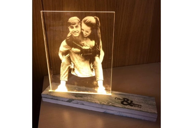 Lámpara de foto personalizada Recuerdo de un retrato en pareja o viaje importante, ilumina con nostalgia.