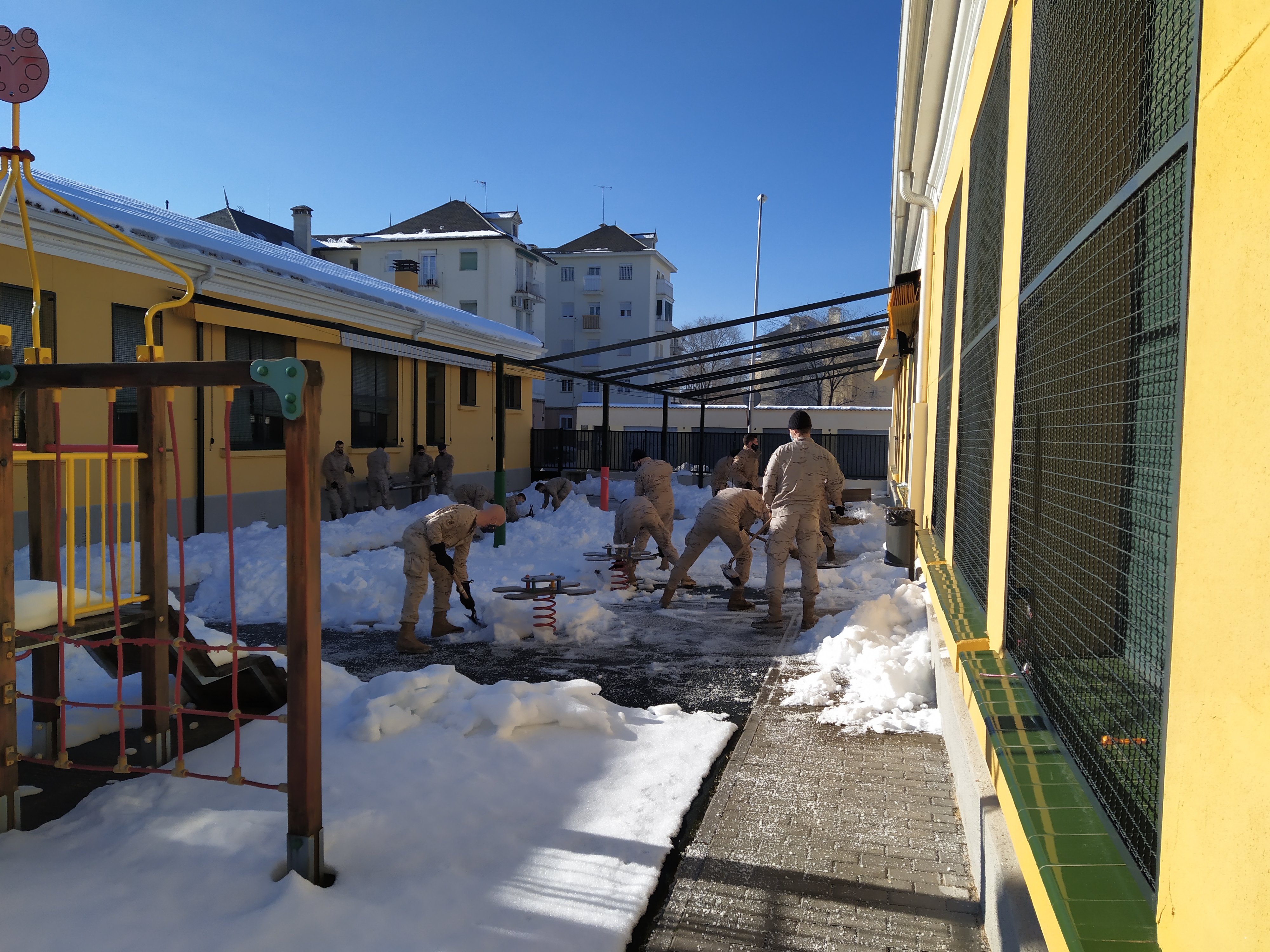 Componentes de la Guardia colaborando en la limpieza de un centro escolar