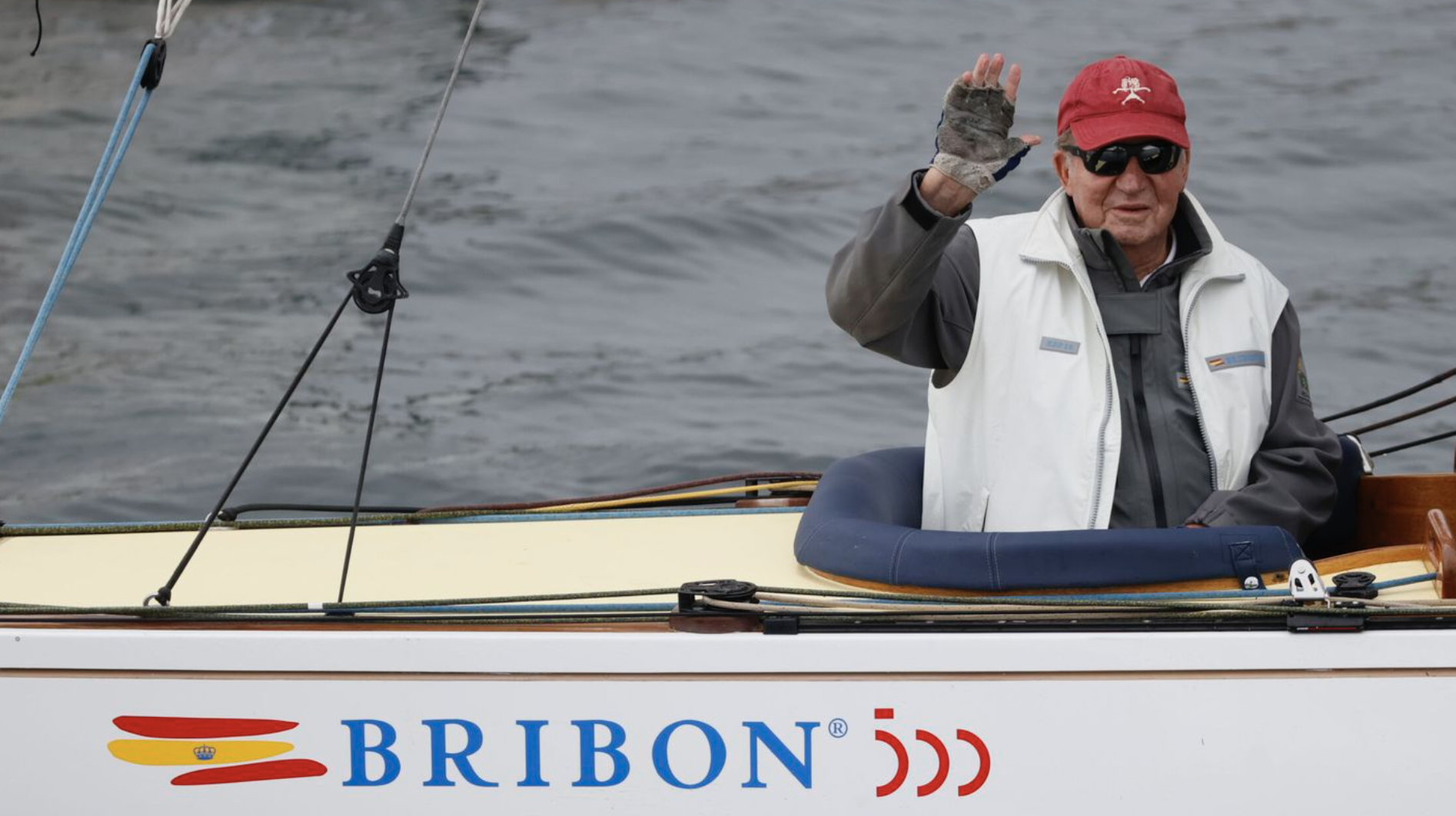 El rey Juan Carlos a bordo del Bribón en el Club Náutico de Sanxenxo.