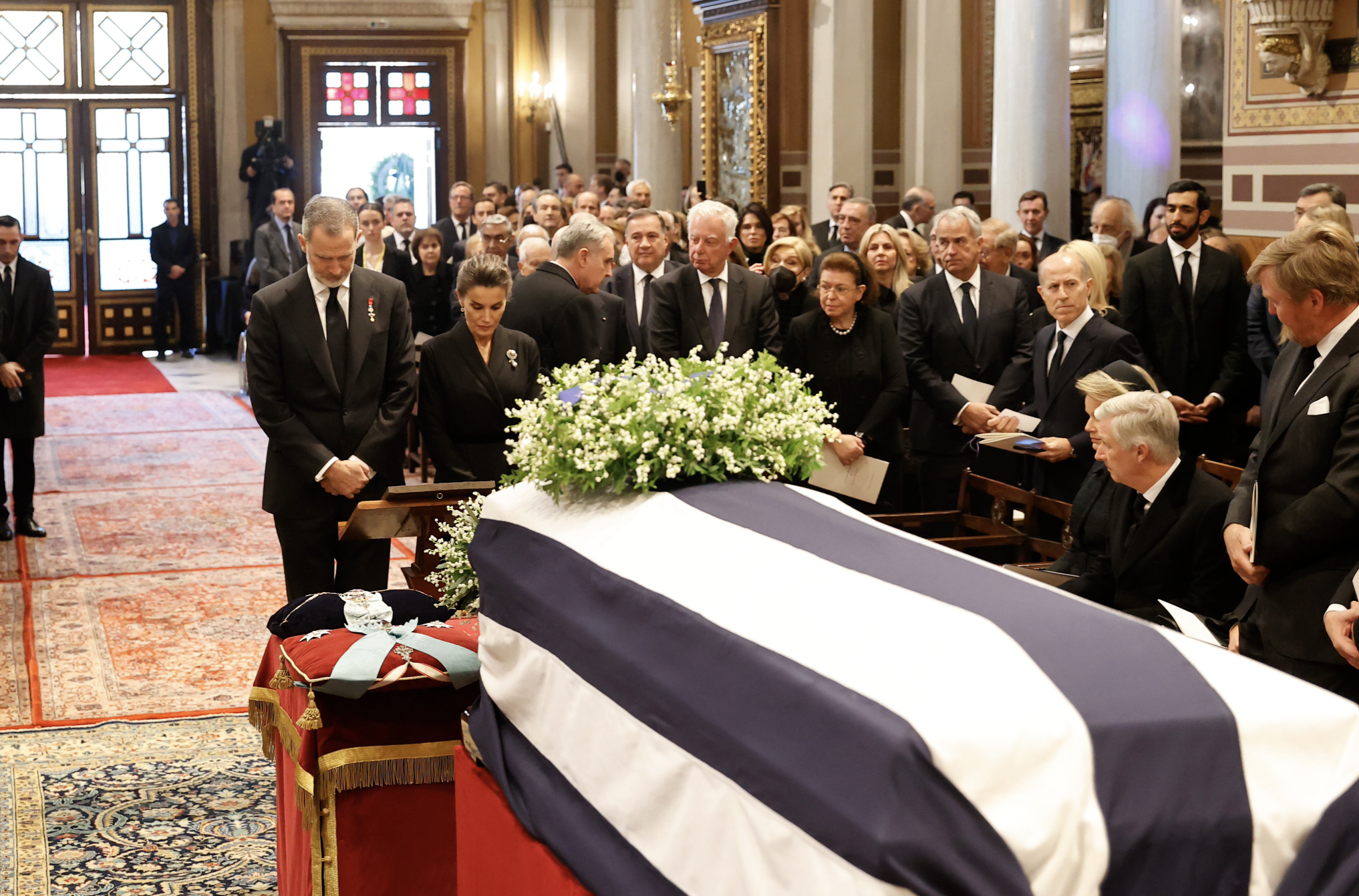Los Reyes asisten al funeral por el Rey Constantino de Grecia en la Catedral de la Anunciación de Santa María de Atenas.