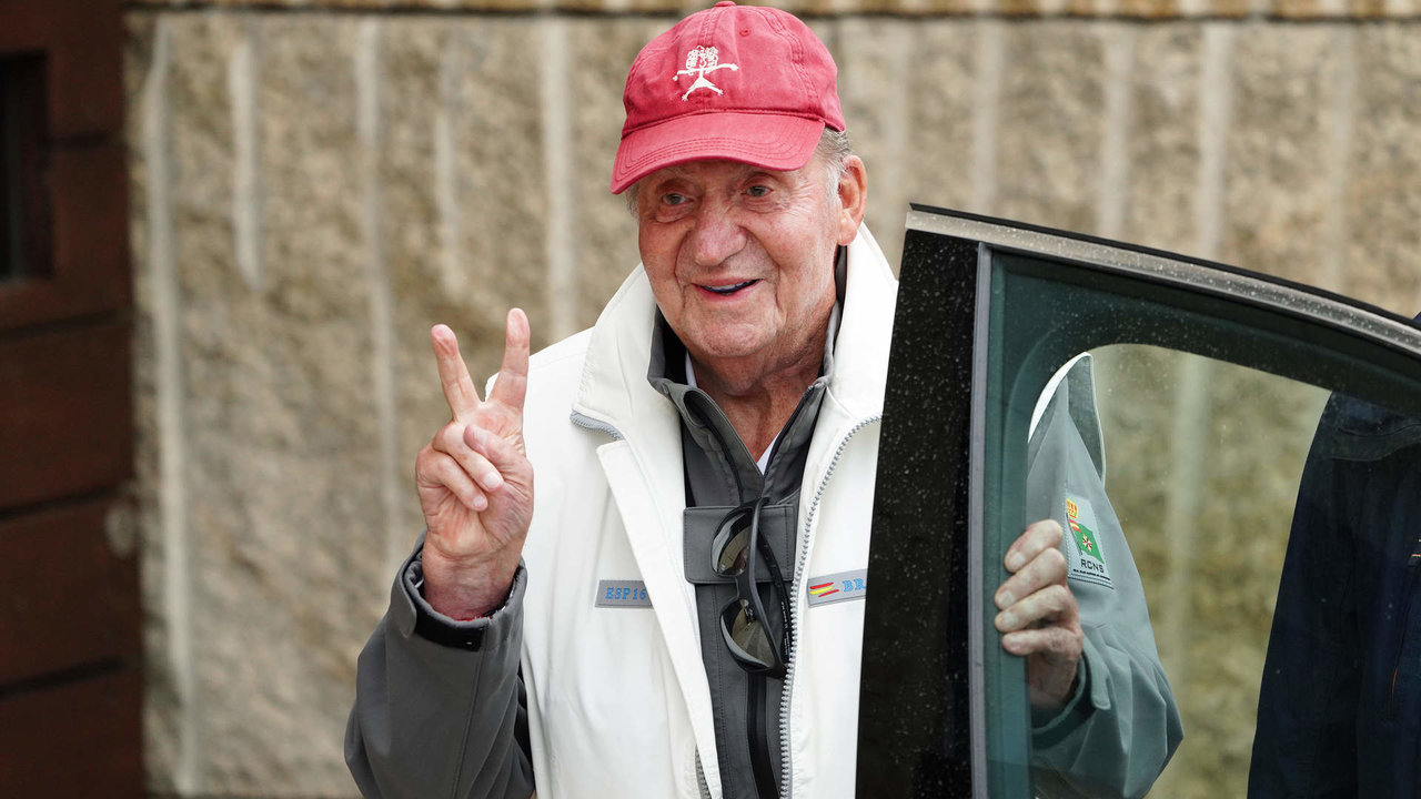 Juan Carlos I llega al club náutico de Sanxenxo. Foto de archivo.