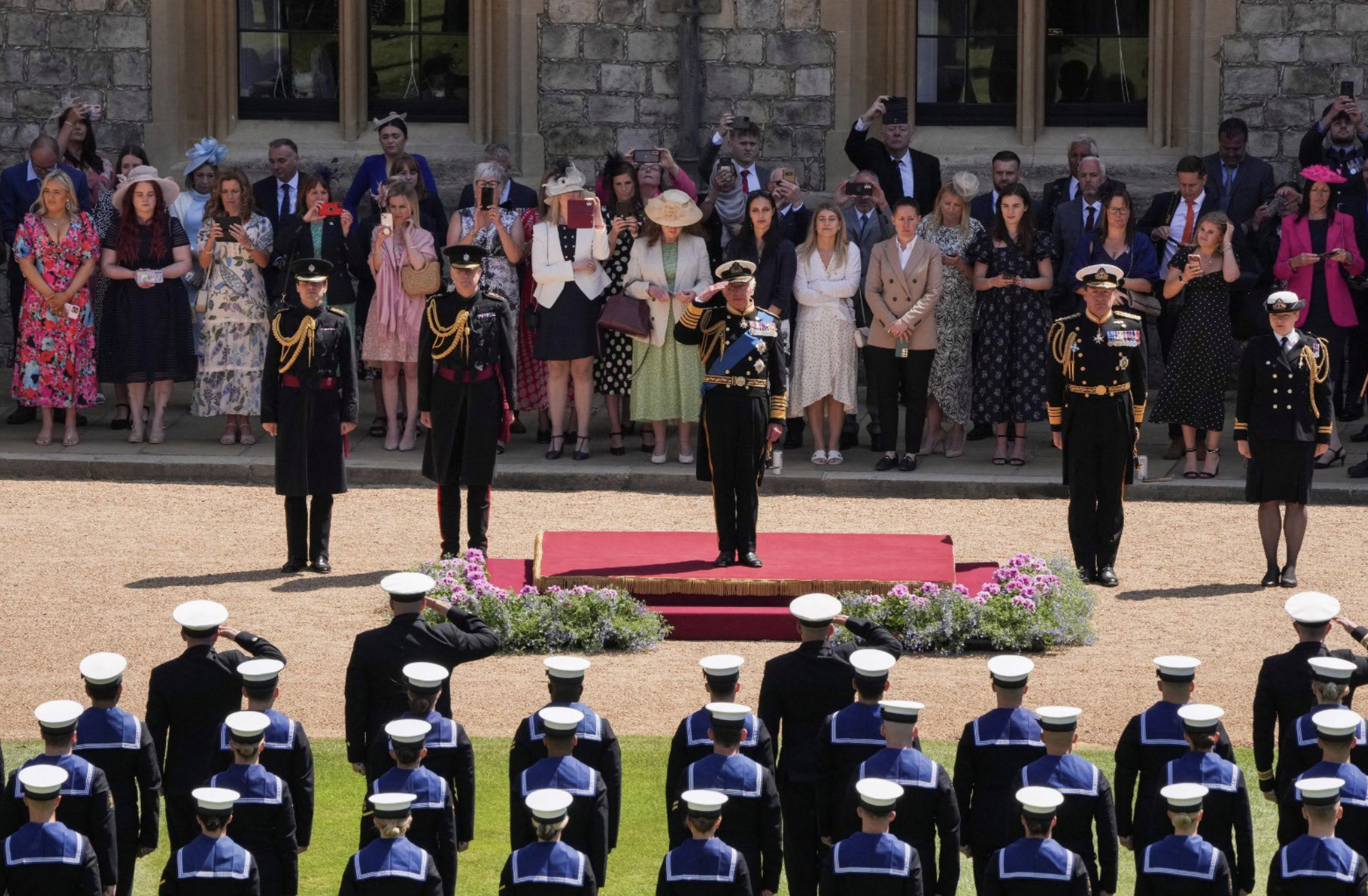 En un desfile y ceremonia especiales en el Castillo de Windsor, el Rey ha presentado hoy a la @RoyalNavy con honores de la Real Orden Victoriana, en reconocimiento al papel que desempeñaron en las Procesiones Fúnebres de la Reina Isabel II.