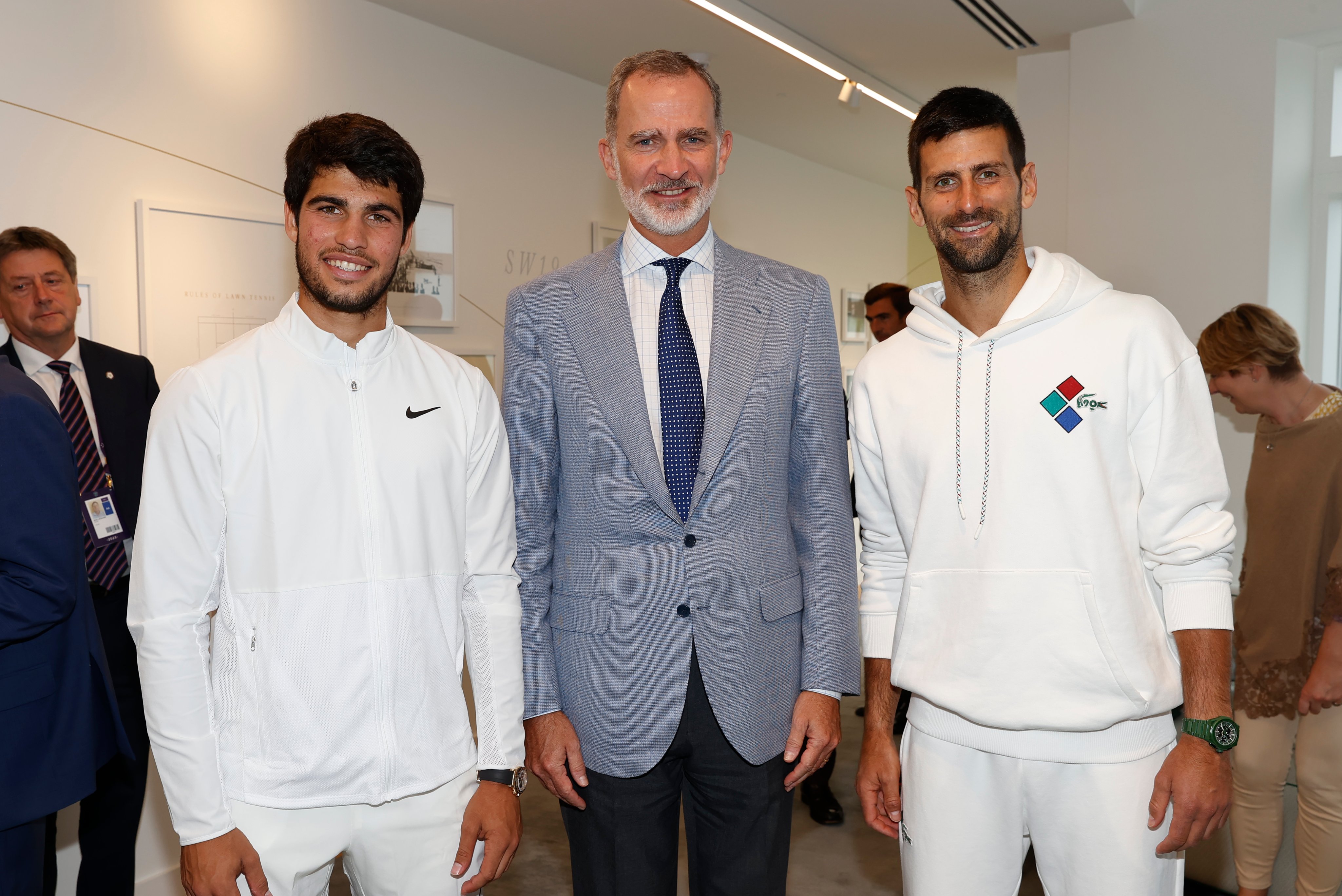 El Rey, con los jugadores de la final individual masculina de Wimbledon 2023 y con el equipo del campeón de esta edición, Carlos Alcaraz.
