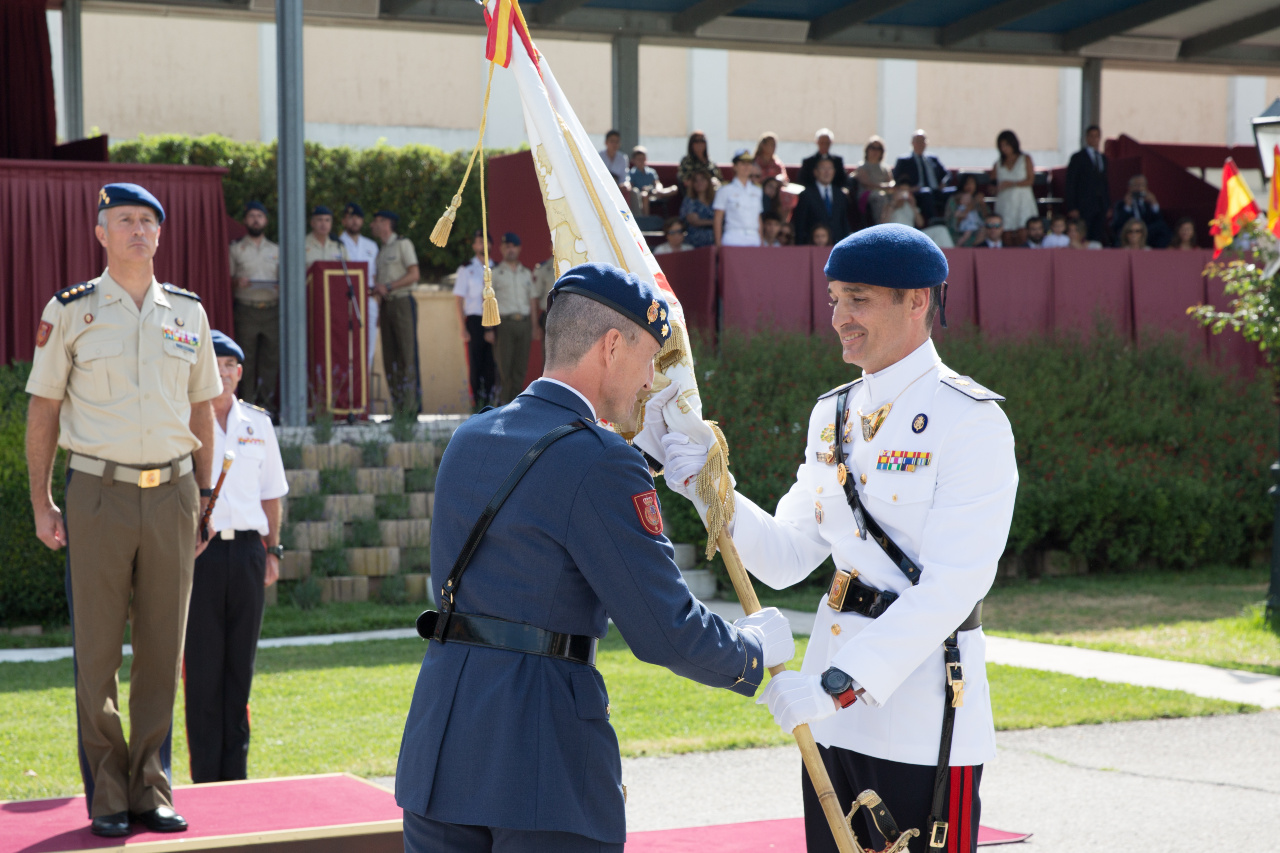 El teniente coronel Rubén García recibe el guion del Grupo de Honores de manos del teniente coronel Humberto Briones.