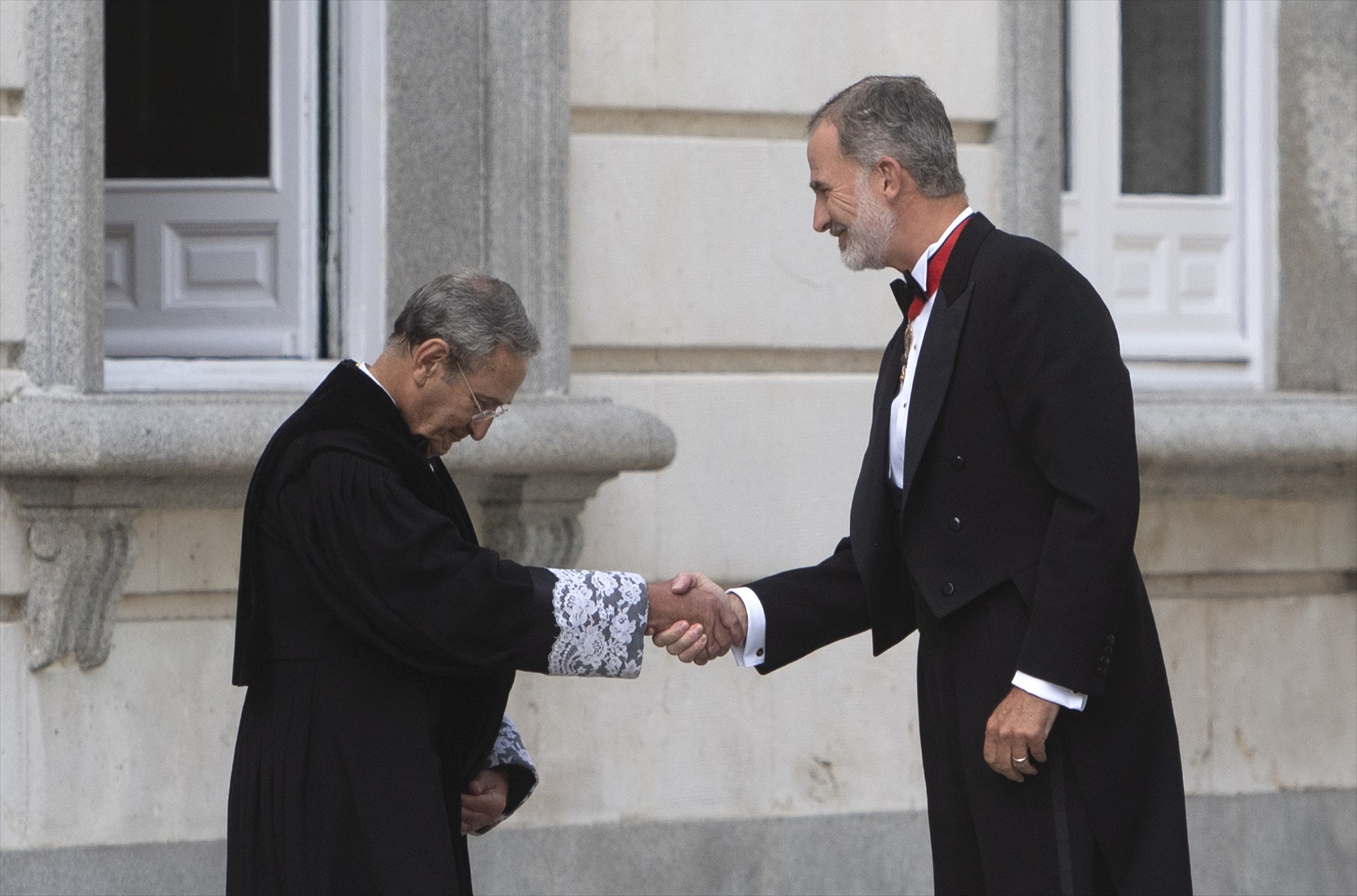 l presidente del Tribunal Supremo, Francisco Marín (i), recibe al Rey Felipe VI (d), a su llegada a la apertura del año judicial 2023:2024, en el Salón de Plenos del Supremo, a 7 de septiembre de 2023, en Madrid (España).
