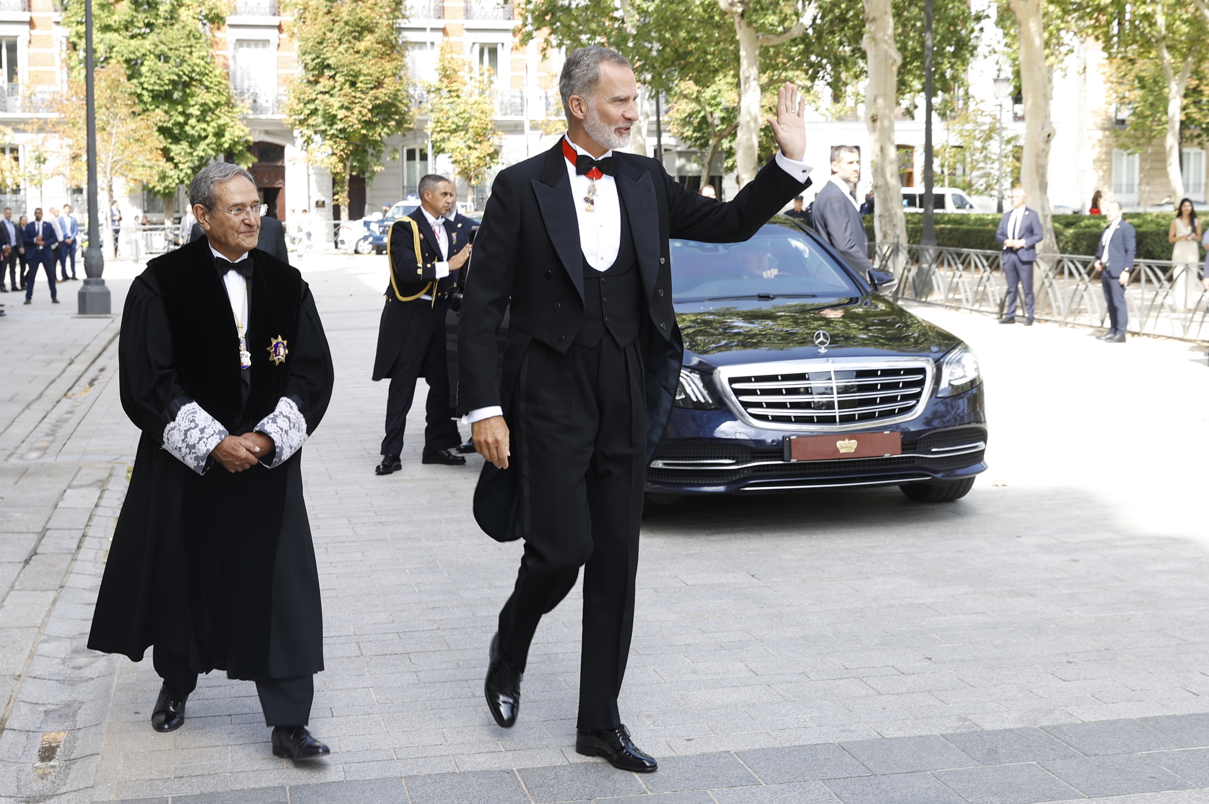 El Rey saluda a los miembros de la Sala de Gobierno del Tribunal Supremo, así como al resto de autoridades civiles y judiciales, a su llegada al Palacio de Justicia para la apertura del nuevo Año Judicial.