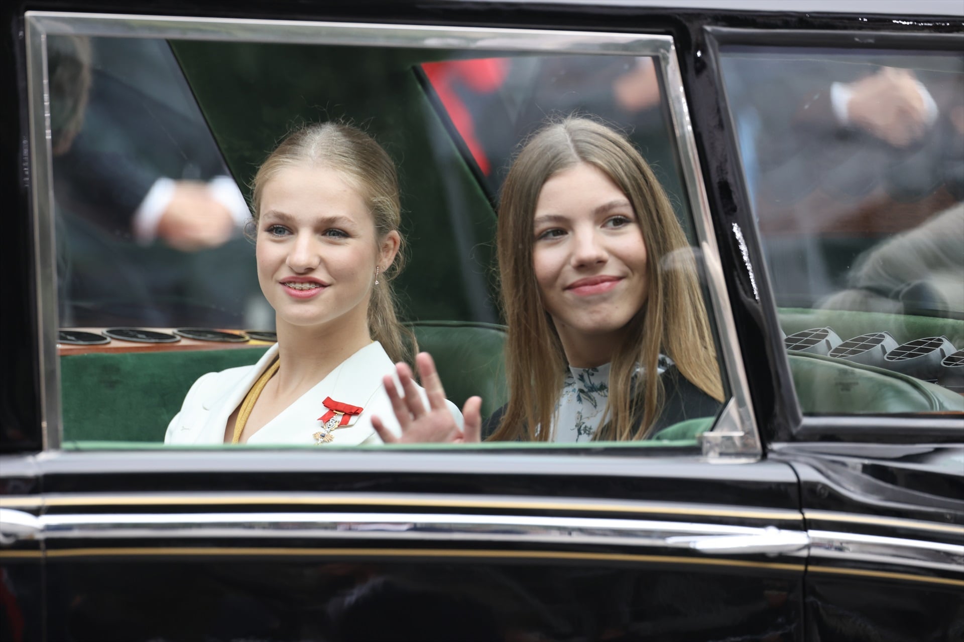 La Princesa Leonor y la Infanta Sofía a la salida tras el acto de jura de la Constitución ante las Cortes Generales, en el Congreso de los Diputados